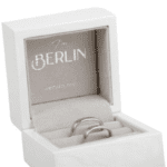 Berlin ECO Korurasia vihkisormuksille kiiltävä valkoinen puu / vaaleanharmaa veluurisisus - Image 2