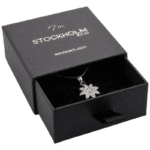 Stockholm ECO Korurasia Korvakoruille/Riipukselle - Musta Buckram Kartonki / Musta Vaahterä - Image 2